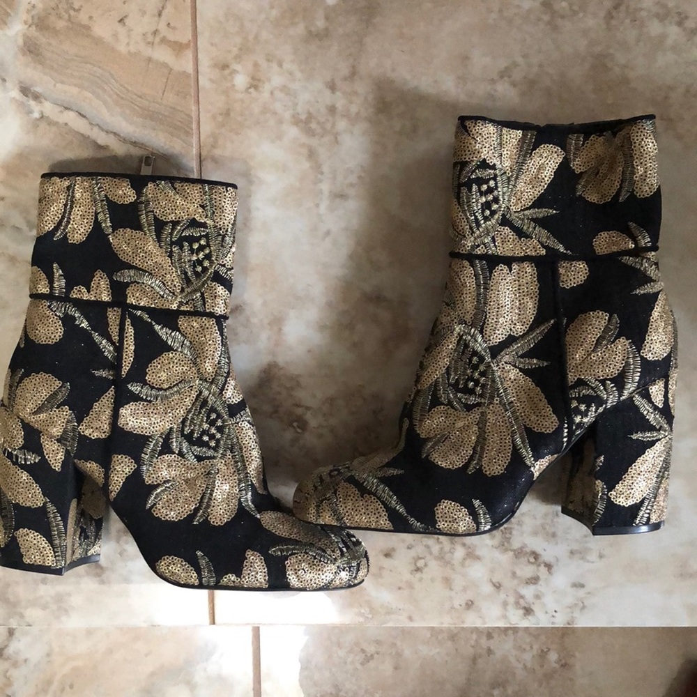 Steve Madden Brand New black and gold boots